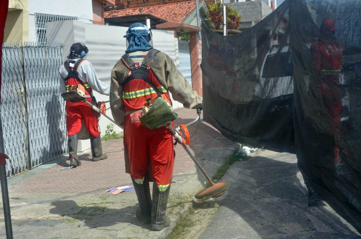 Agentes da Emlur executam serviços de roçagem e capinação nesta segunda-feira