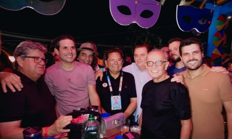 Ao lado de João Azevêdo e Hugo Mota, Cícero Lucena destaca prévia carnavalesca de João Pessoa como a melhor do País e celebra fortalecimento do turismo