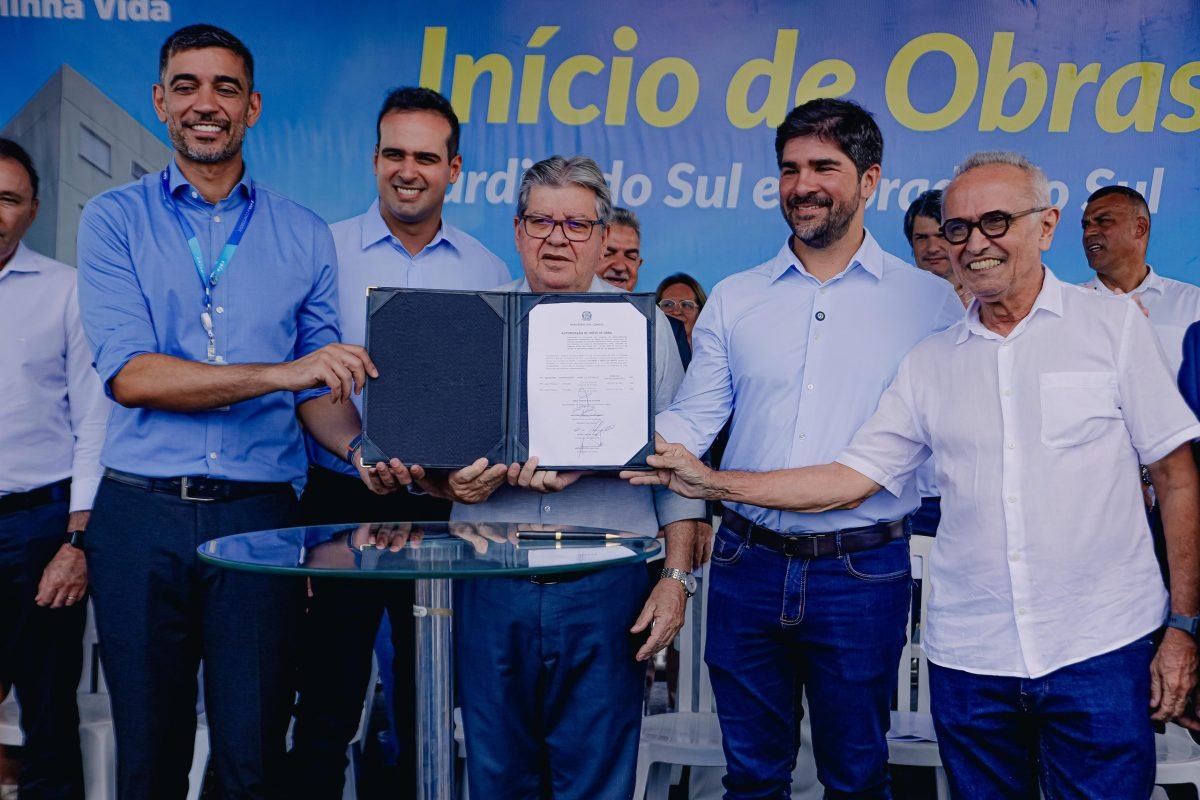 Ao lado do governador e do secretário Nacional de Habitação, Cícero destaca parcerias e investimento recorde no setor