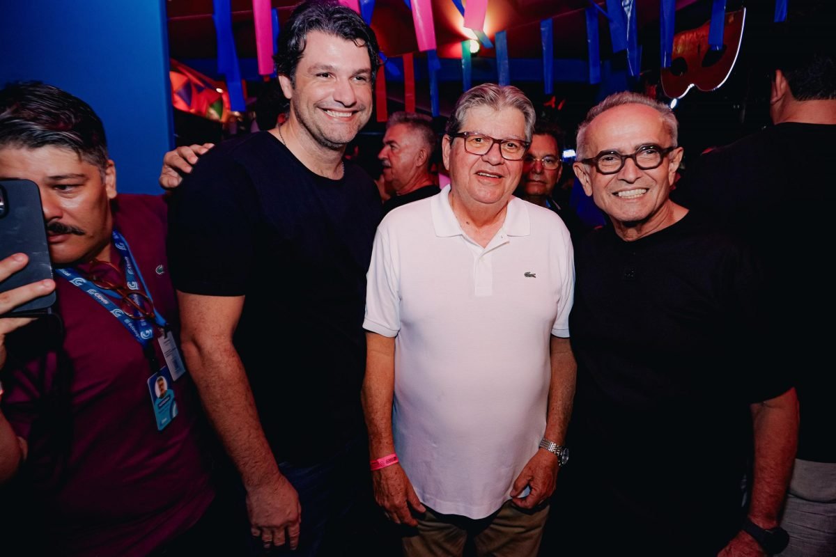 Cícero Lucena celebra sucesso das prévias no Via Folia, encerrado com multidão no desfile do Muriçocas do Miramar