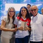Cícero Lucena entrega tablets para 1.200 alunos novatos da Rede Municipal de Ensino