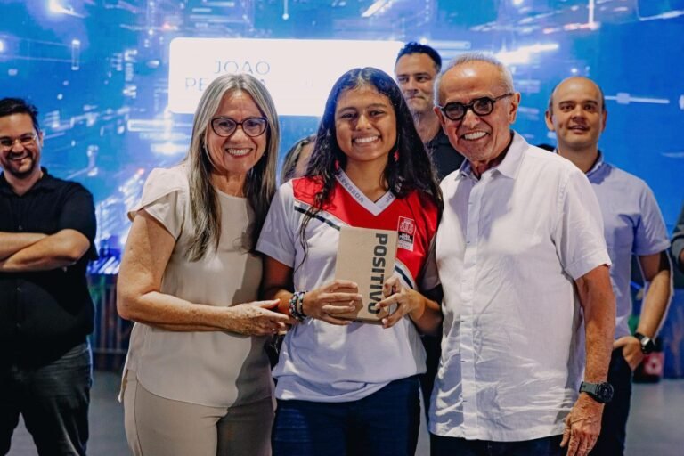 Cícero Lucena entrega tablets para 1.200 alunos novatos da Rede Municipal de Ensino