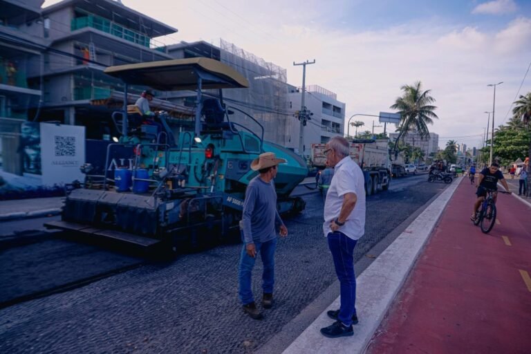 Cícero Lucena inspeciona recapeamento asfáltico no Cabo Branco e projeta serviços para Miramar e Tambaú