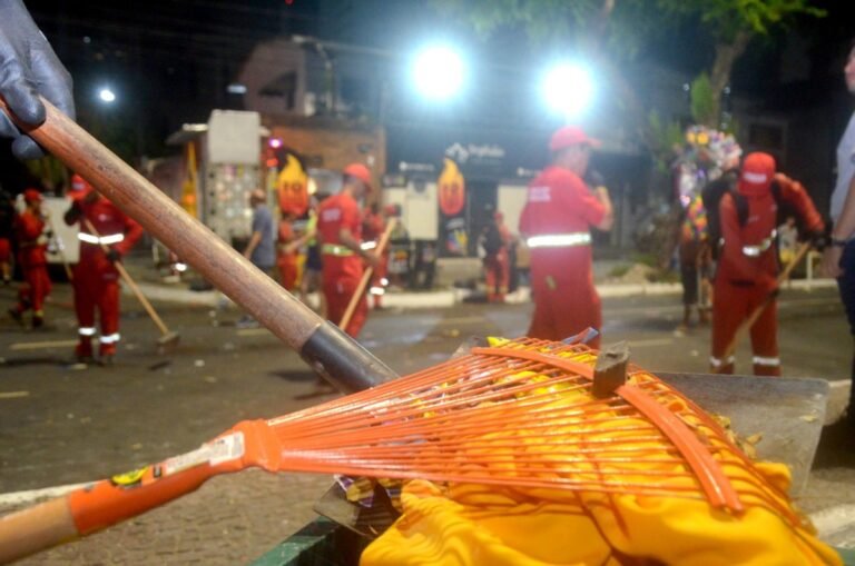 Emlur executa serviços de zeladoria durante o dia e limpeza do bloco Cafuçu à noite