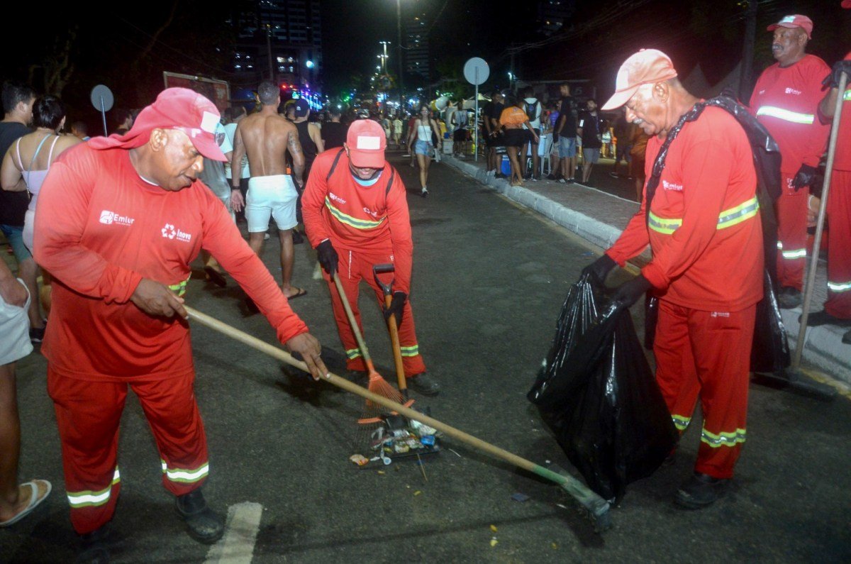 Emlur mobiliza mais de 100 agentes para executar serviços de limpeza na abertura do Folia de Rua