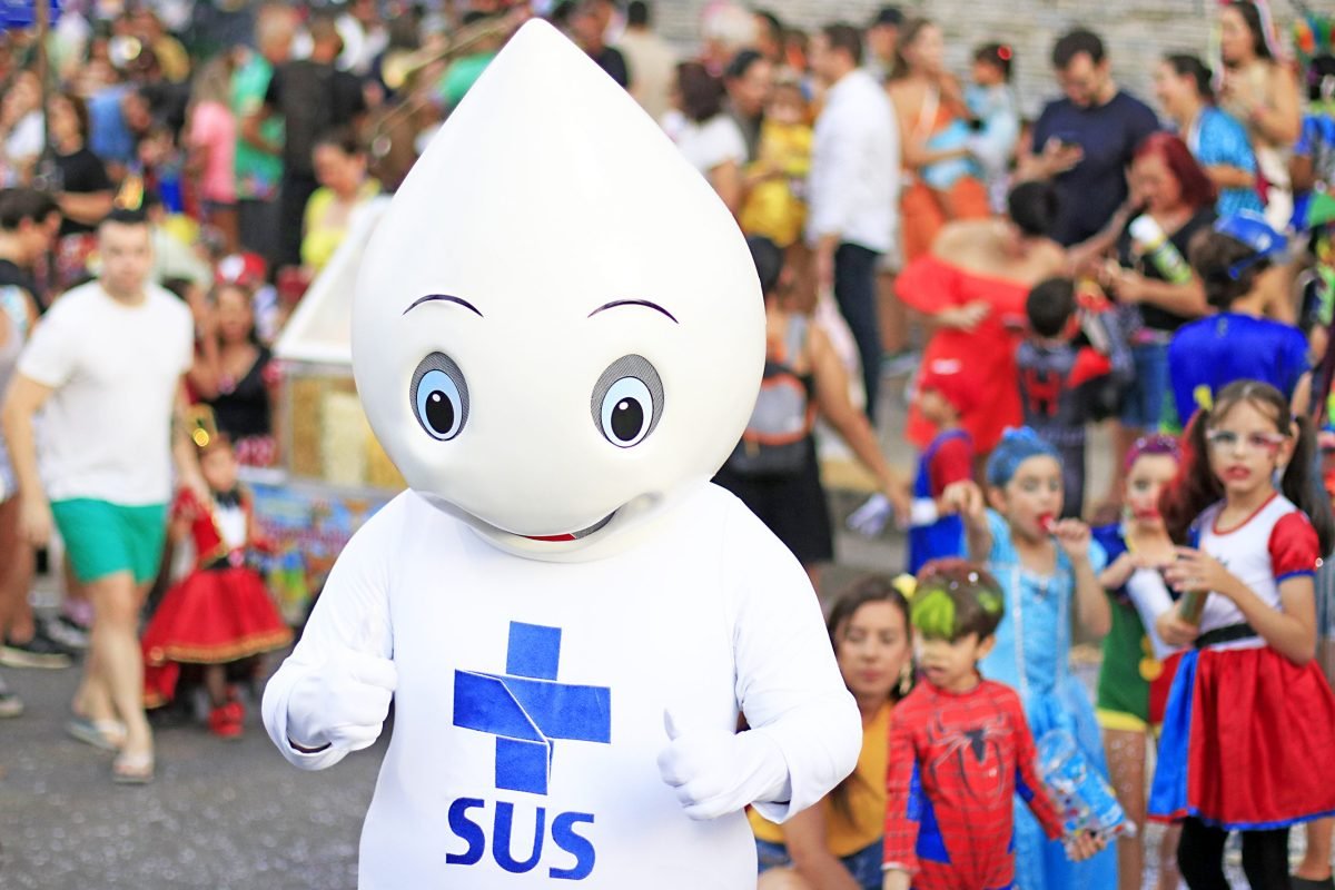 Folião Zé Gotinha participará nesta terça-feira do bloco Portadores da Folia