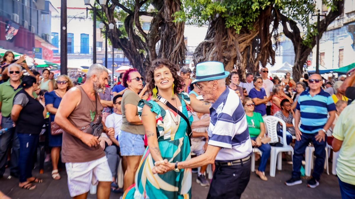 Instrumentista Elci Ramos anima Sabadinho Bom em ritmo de Carnaval
