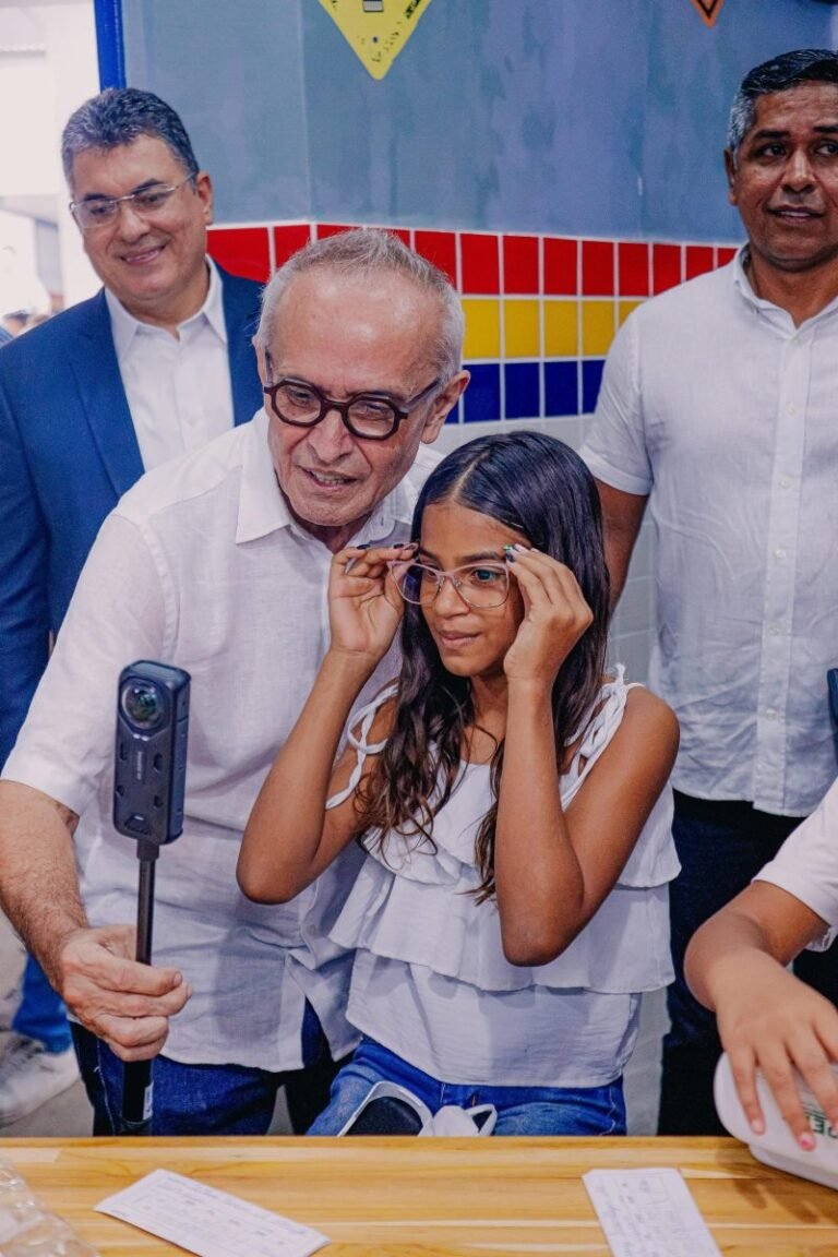 Prefeito entrega a 44ª unidade de ensino reconstruída pela gestão e 60 óculos para alunos de João Pessoa