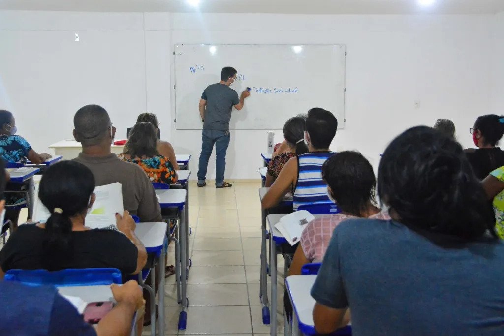 Prefeitura abre inscrição para alfabetizador popular voluntário e tradutor-intérprete de Libras com bolsas de R$ 1,2 mil