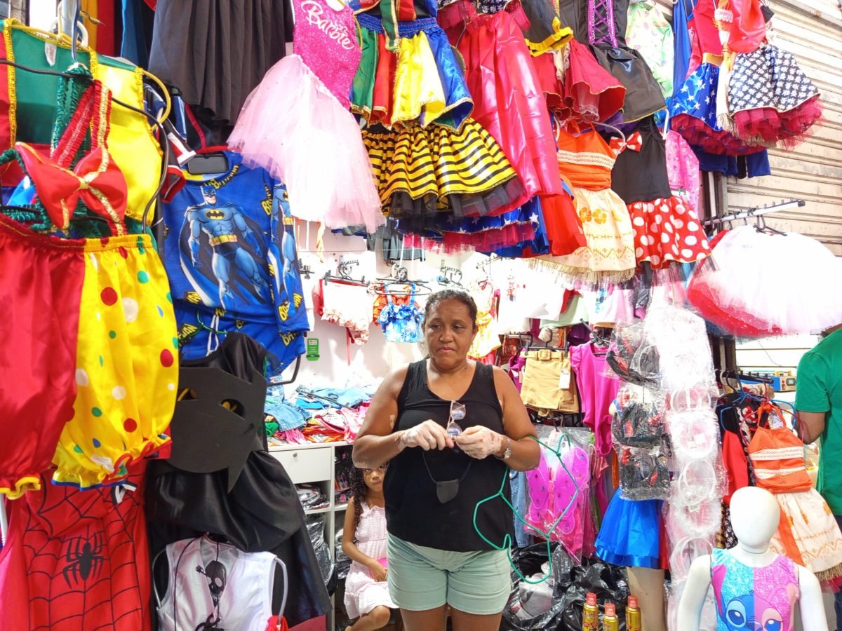 Shoppings populares e mercados públicos são alternativas de compras para artigos de carnaval