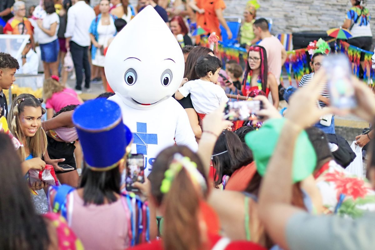 Zé Gotinha leva animação e mobiliza foliões para a importância da vacinação no bloco das Muriçoquinhas