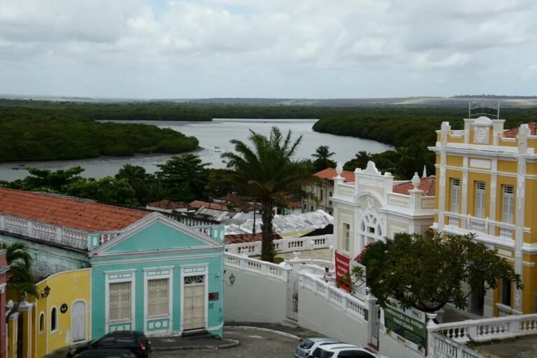 Centro Histórico encanta pela riqueza da arquitetura barroca e colorido dos casarões