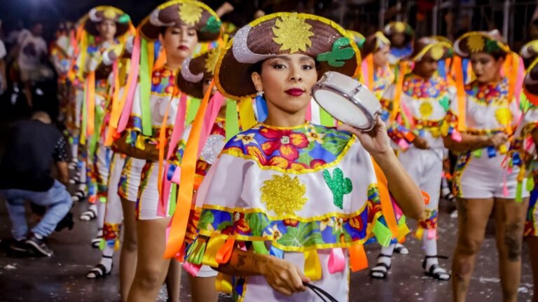Chuva não atrapalha desfiles e público lota arquibancadas na terceira noite do Carnaval Tradição