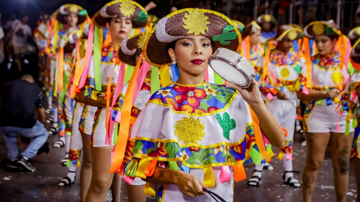 Chuva não atrapalha desfiles e público lota arquibancadas na terceira noite do Carnaval Tradição