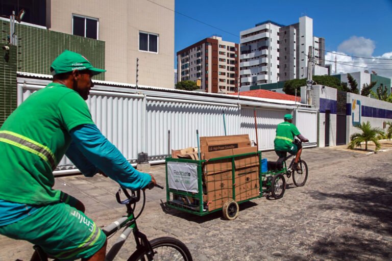 Emlur entrega 30 veículos de carga para fortalecer coleta seletiva