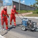 Emlur executa serviços de roçagem, capinação e pintura de meio-fio em 11 bairros da Capital