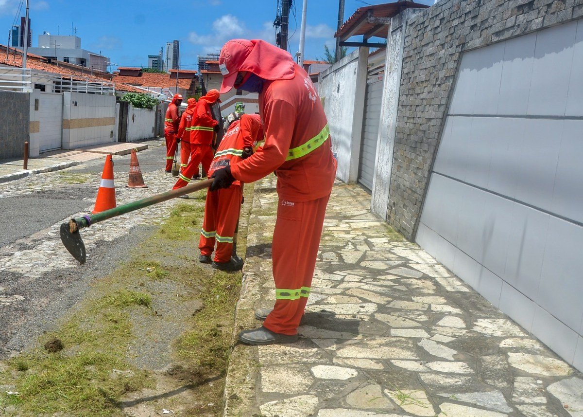 Emlur executa serviços de roçagem e capinação em 12 bairros nesta quinta-feira