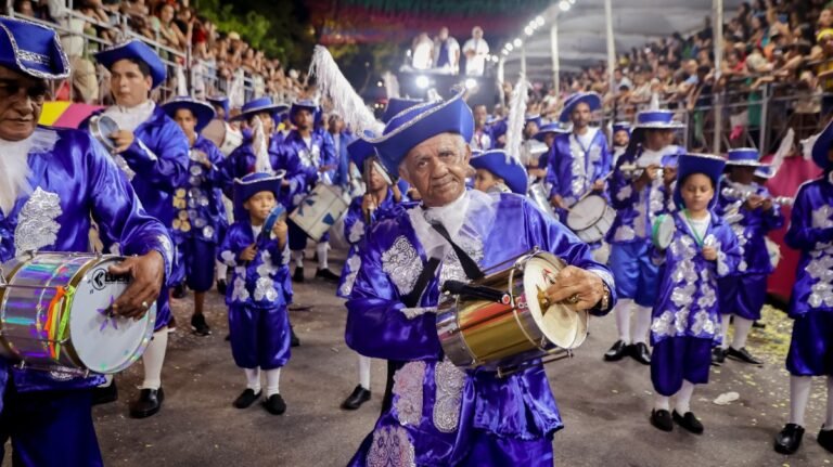 Escolas de samba, tribos indígenas e clubes de frevo conquistam público na segunda noite do evento