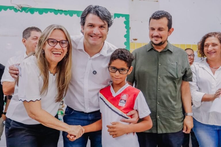 Leo Bezerra entrega óculos para alunos da Escola Dom Marcelo Carvalheira e destaca política inclusiva na educação municipal