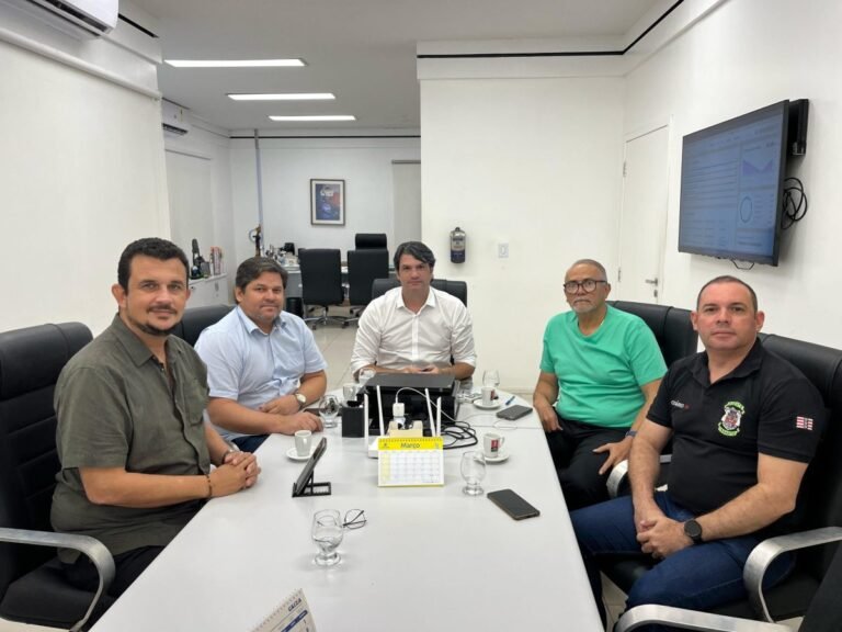 Leo Bezerra recebe relatório da Semob sobre eficiência da flexibilização da faixa exclusiva para o transporte coletivo
