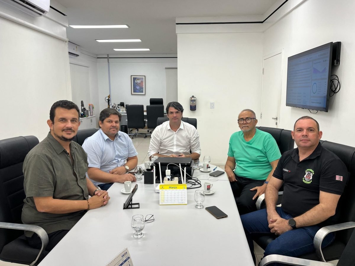 Leo Bezerra recebe relatório da Semob sobre eficiência da flexibilização da faixa exclusiva para o transporte coletivo
