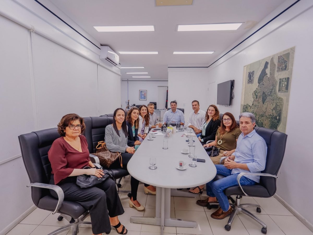 Leo Bezerra se reúne com Agência Francesa de Desenvolvimento e avança para apresentar editais e licitar obras