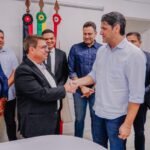 Leo Bezerra transmite cargo ao presidente da Câmara Municipal, que assume Prefeitura interinamente