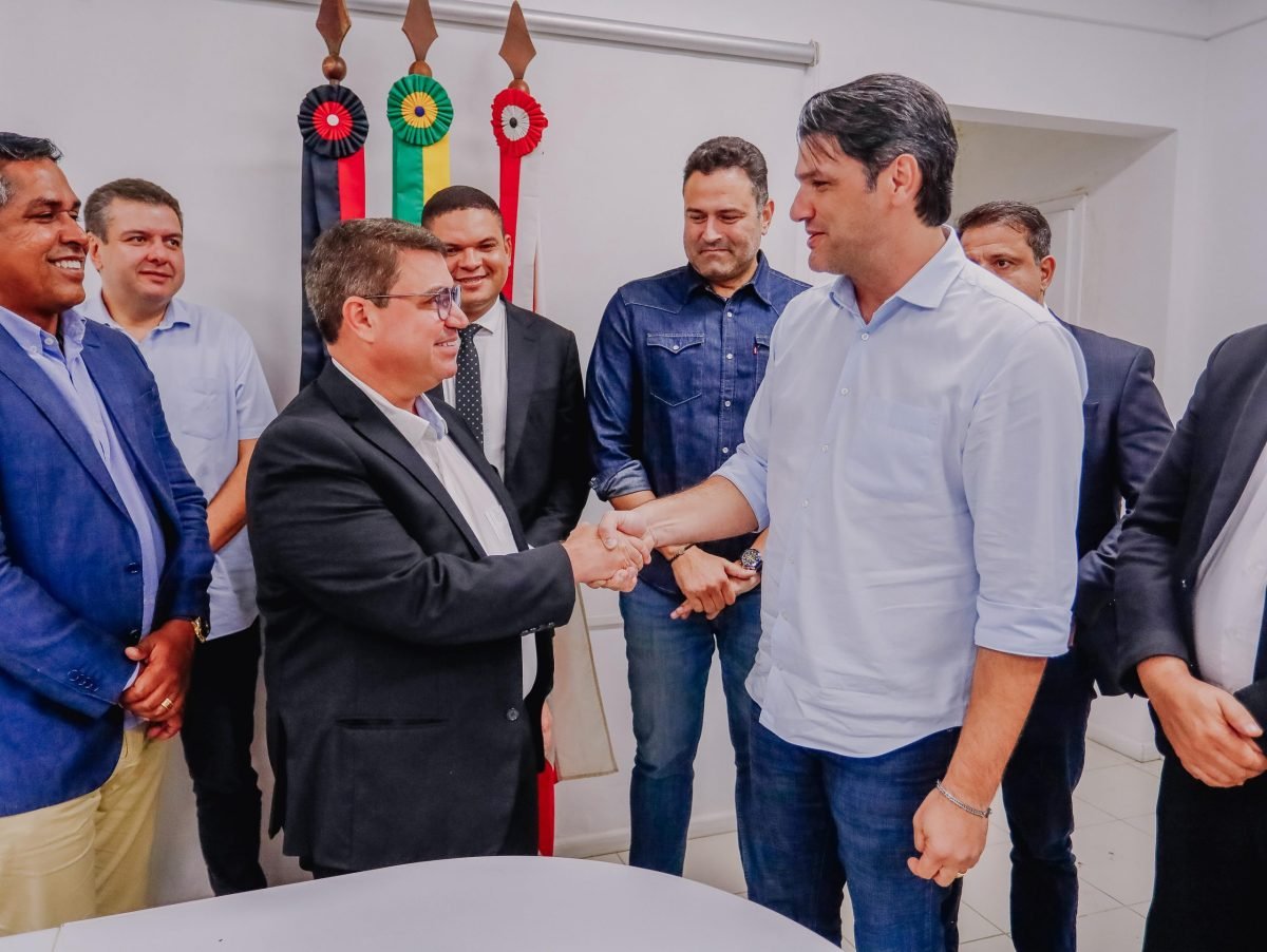 Leo Bezerra transmite cargo ao presidente da Câmara Municipal, que assume Prefeitura interinamente