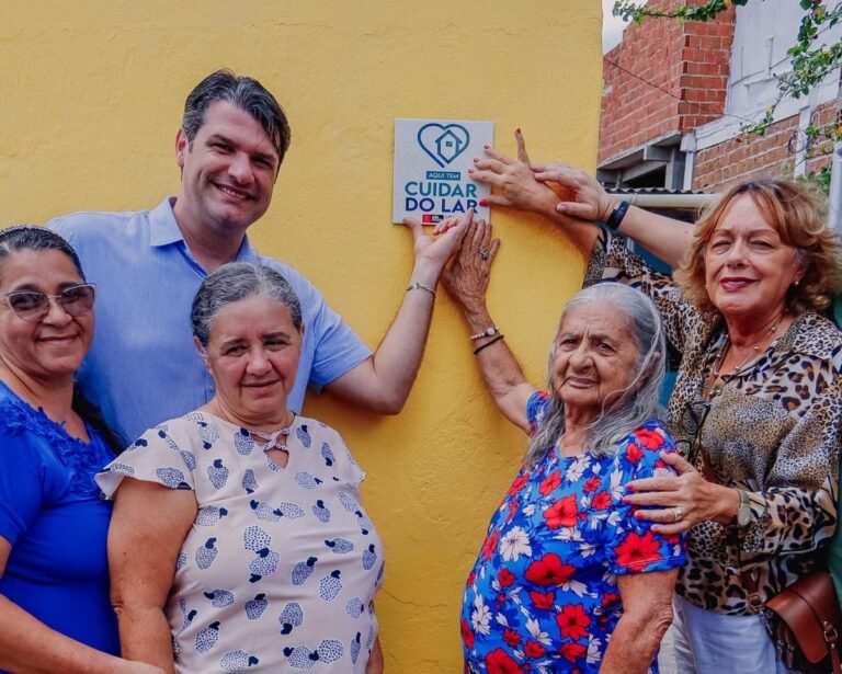 Leo Bezerra visita mais uma família beneficiada e destaca pioneirismo do programa ‘Cuidar do Lar’