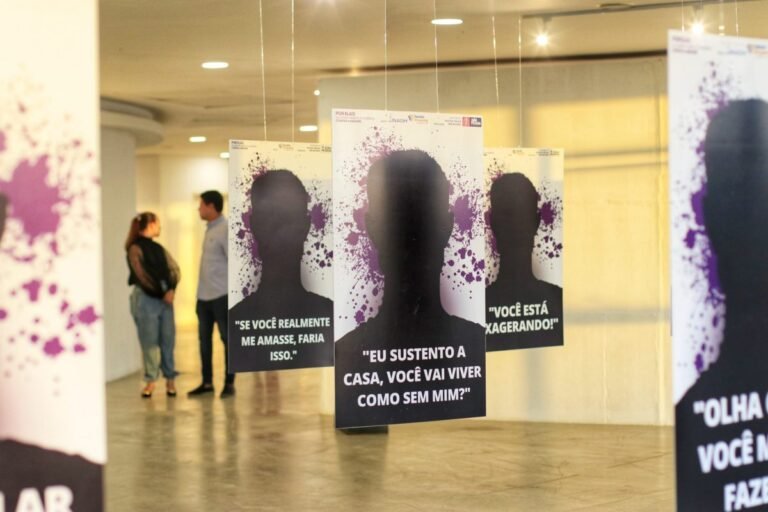 Prefeito prestigia exposição ‘Por Elas’ e reforça importância de fortalecer o enfrentamento à violência de gênero