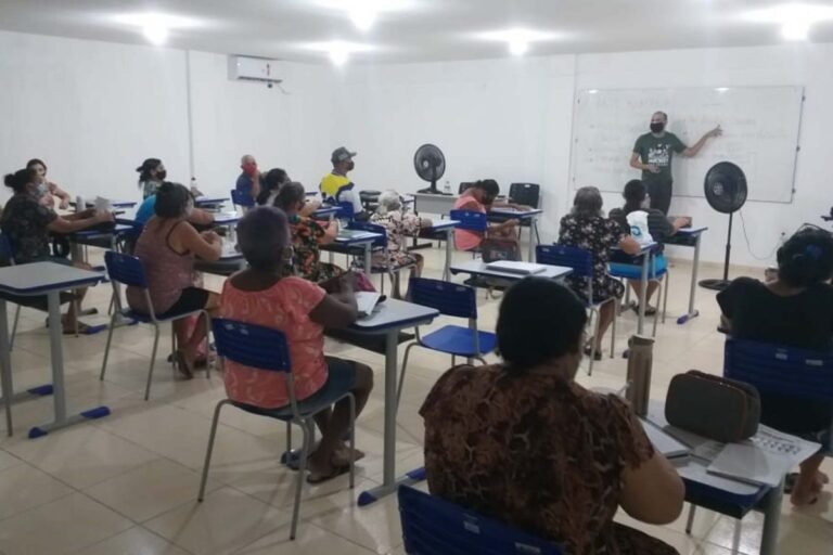 Prefeitura mantém abertas matrículas do programa ‘Escola de Gente Grande’ para jovens, adultos e idosos