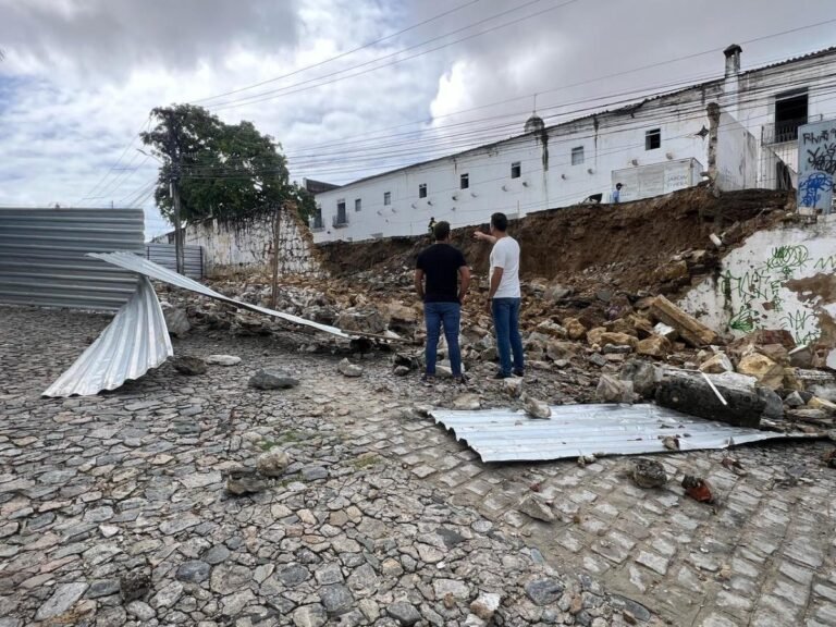 Prefeitura refaz isolamento do muro do Mosteiro de São Bento e coloca lonas para evitar infiltração no local