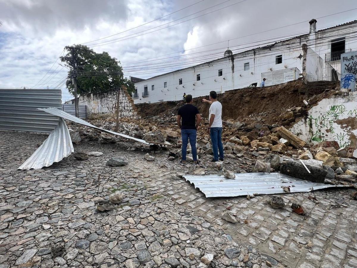 Prefeitura refaz isolamento do muro do Mosteiro de São Bento e coloca lonas para evitar infiltração no local