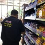 Procon-JP leva alunos de escola municipal para aula prática sobre economia financeira em supermercado
