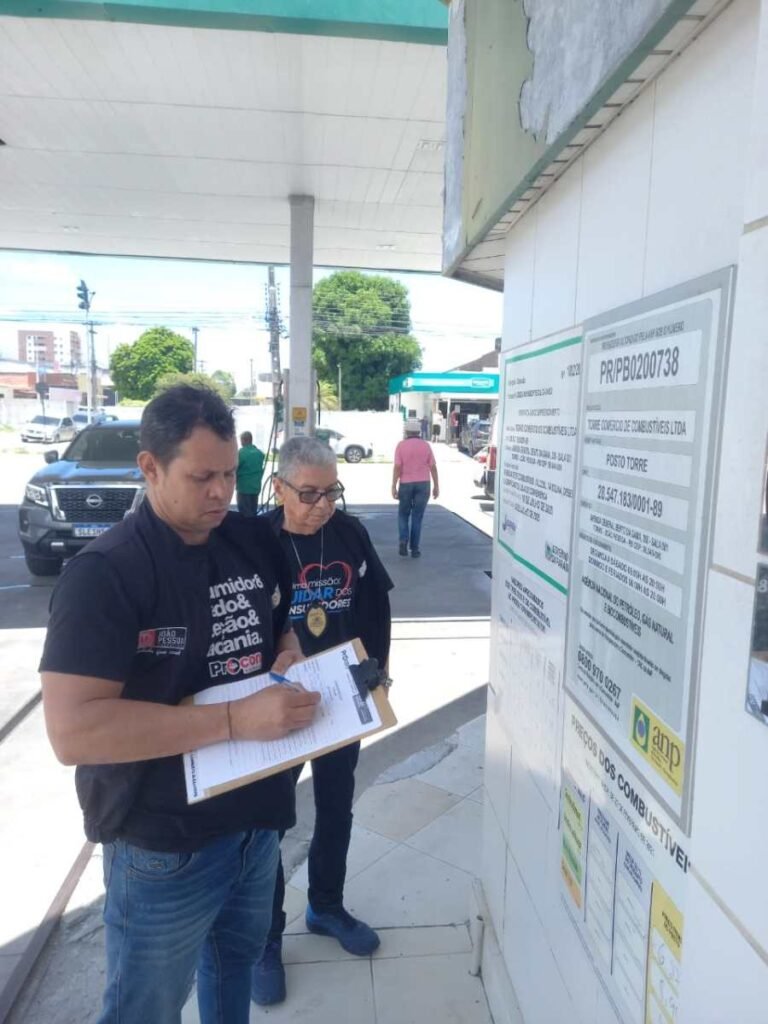 Procon-JP notifica 25 postos em operação para fiscalizar placas com preços dos combustíveis