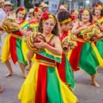 Público aplaude última noite de desfiles e se prepara para anúncio das campeãs