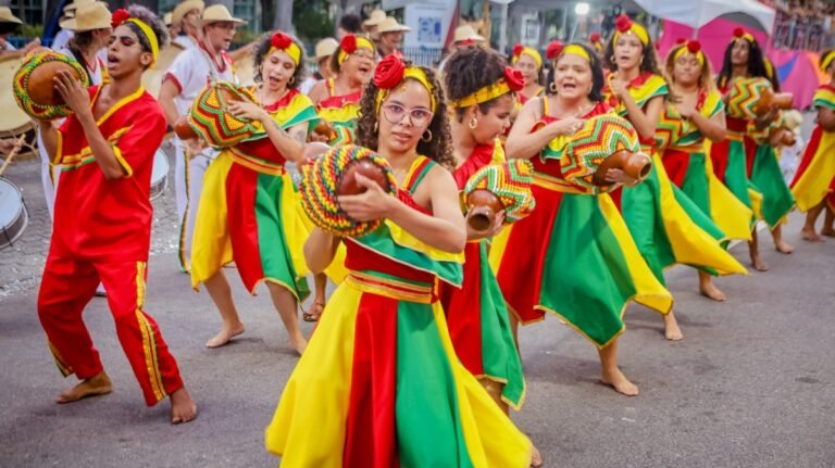 Público aplaude última noite de desfiles e se prepara para anúncio das campeãs