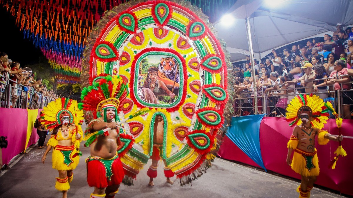 Público lota Avenida Duarte da Silveira na primeira noite de desfiles