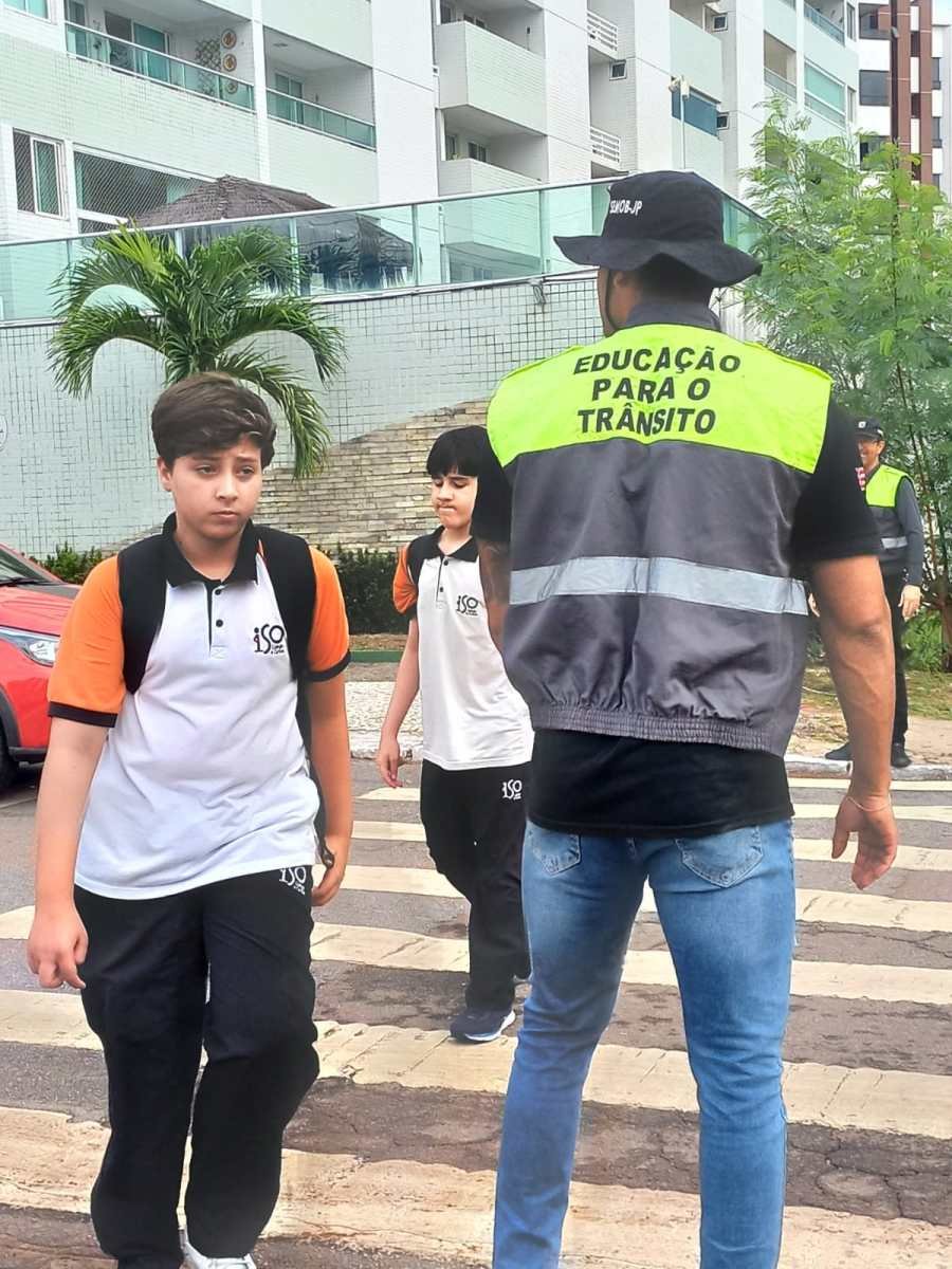 Semob-JP realiza palestras sobre segurança no trânsito e ações educativas na faixa de pedestre