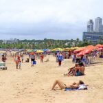 Turistas lotam as praias e elogiam as belezas naturais, tranquilidade e segurança de João Pessoa