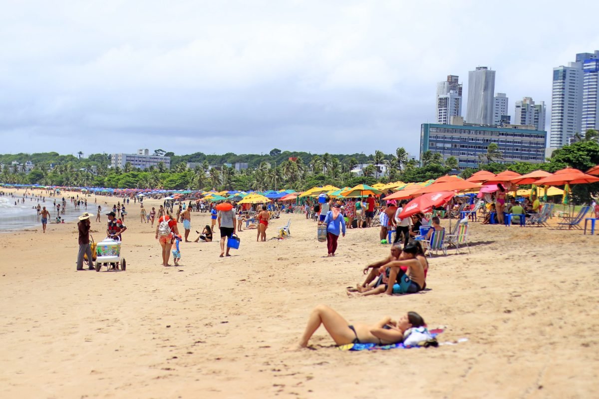 Turistas lotam as praias e elogiam as belezas naturais, tranquilidade e segurança de João Pessoa