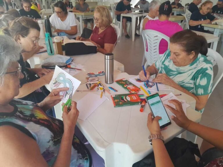 Usuários do Centro de Referência da Pessoa Idosa se divertem na organização para baile de Carnaval