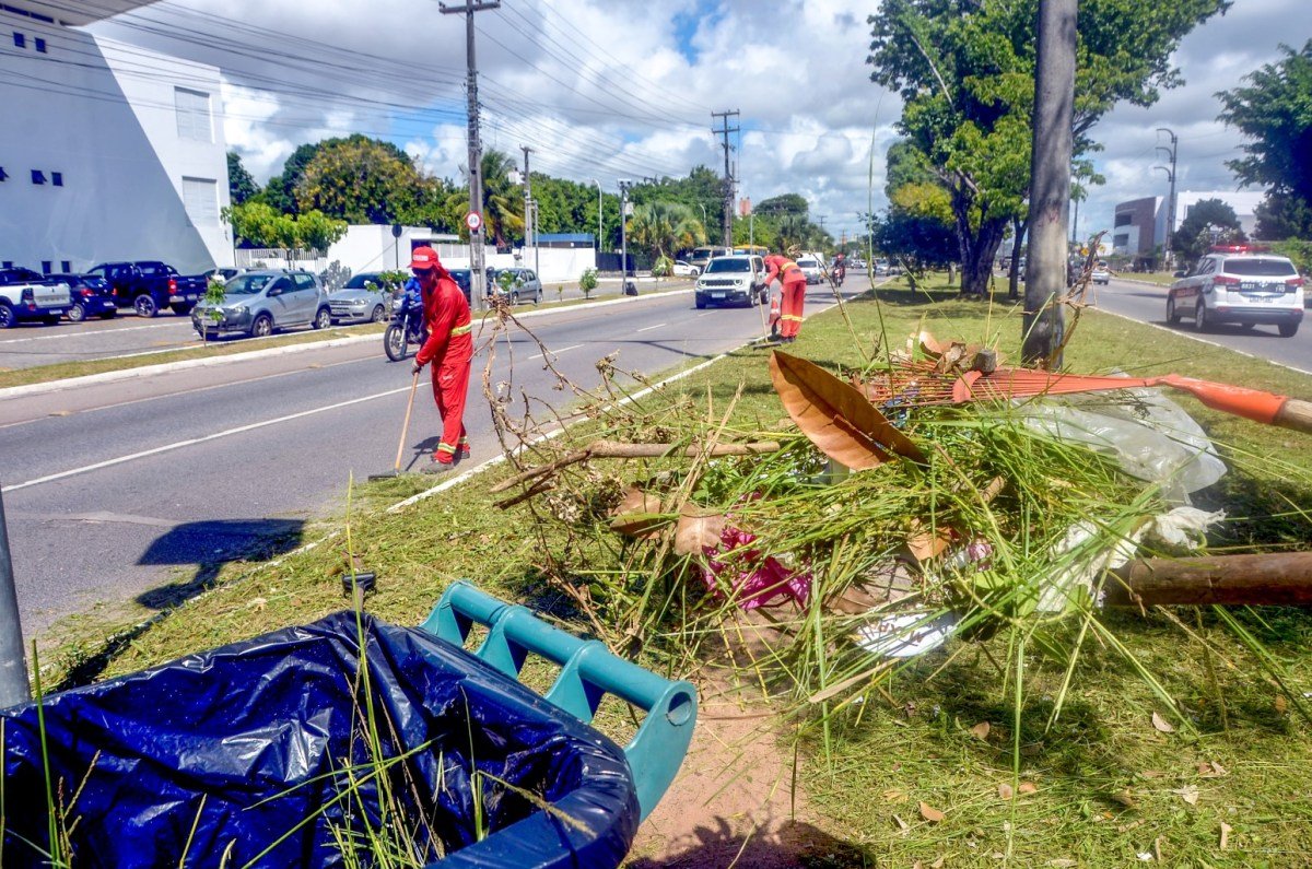 Agentes da Emlur executam serviços de capinação e roço em 11 bairros