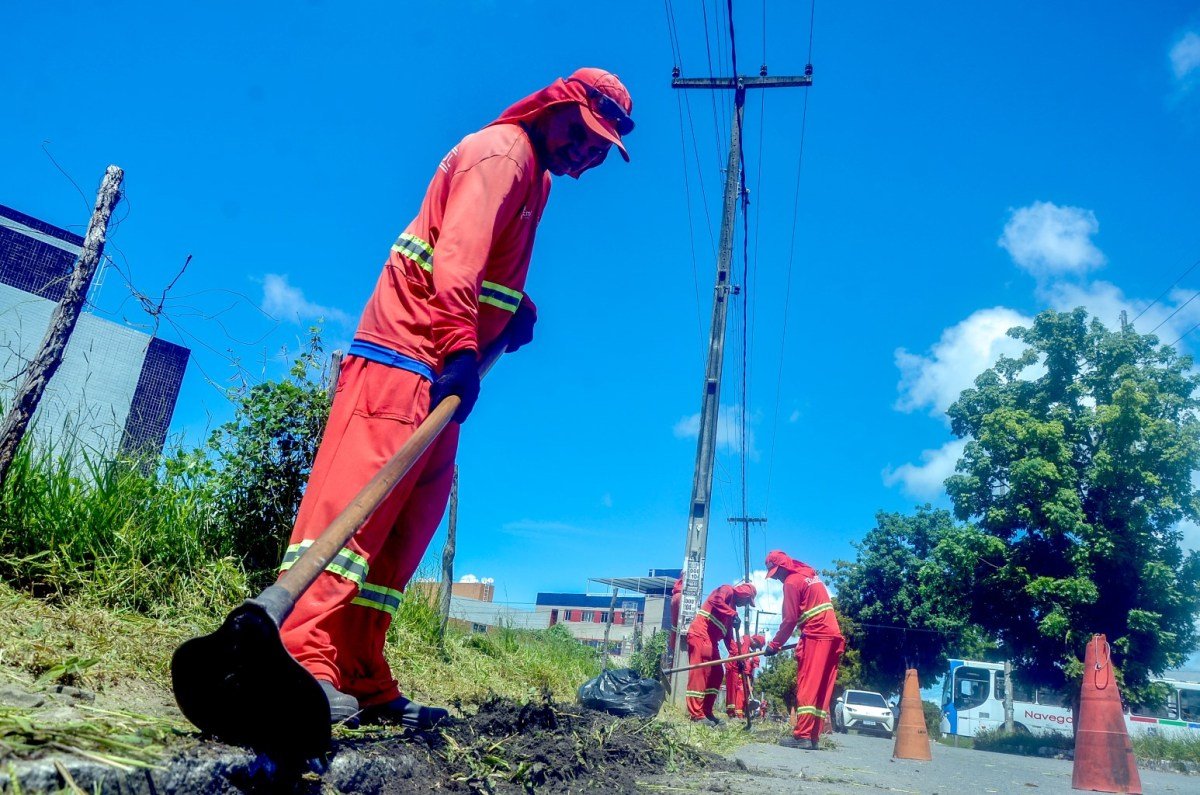 Agentes da Emlur executam serviços de roçagem e capinação em 13 bairros