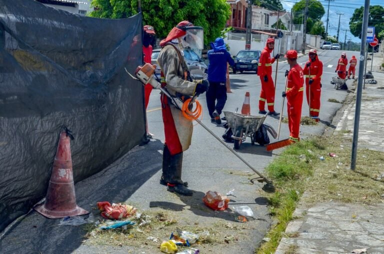 Agentes da Emlur recolhem resíduos diversificados em 13 bairros nesta quarta-feira
