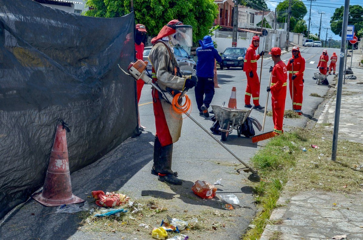 Agentes da Emlur recolhem resíduos diversificados em 13 bairros nesta quarta-feira