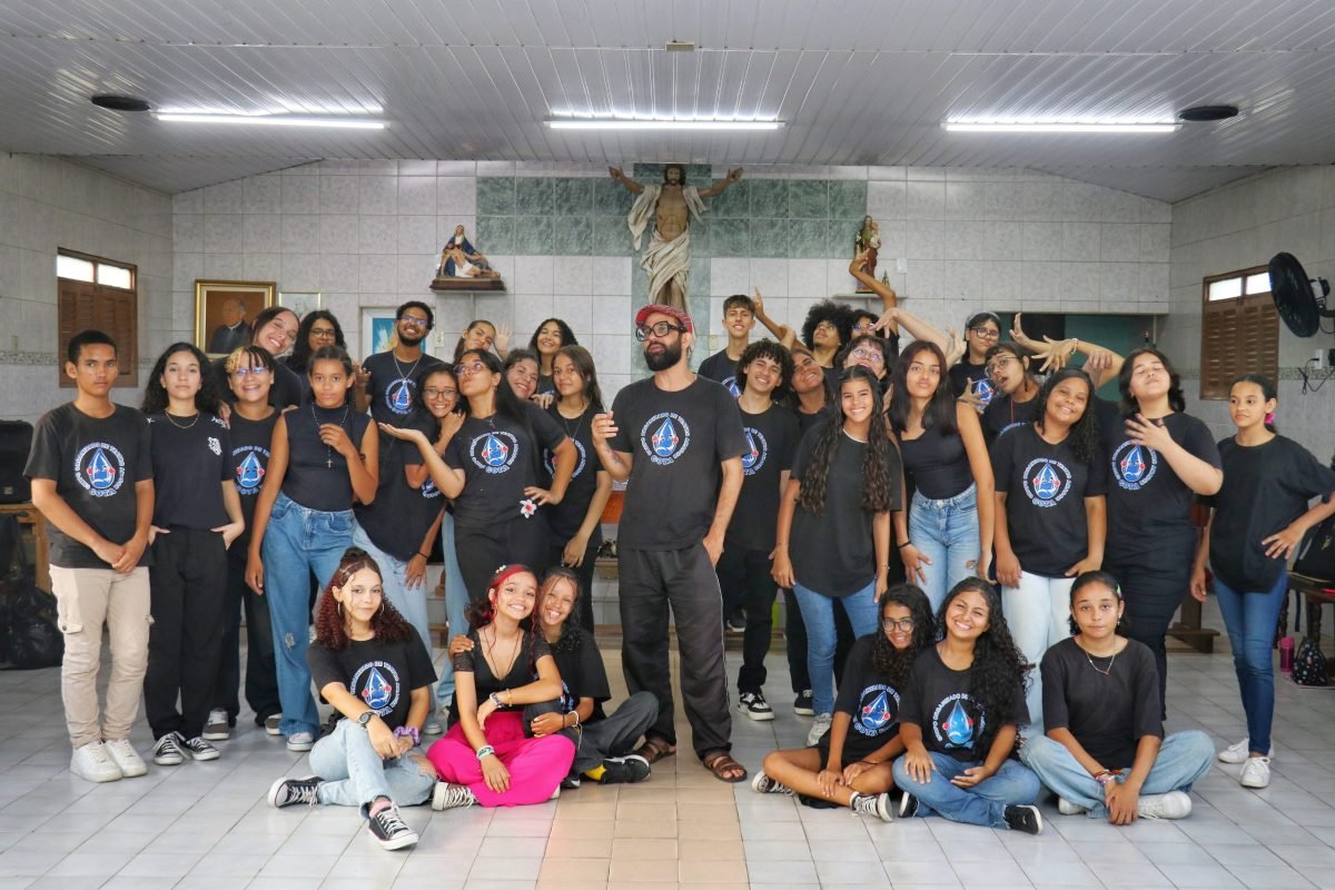 Alunos da Rede Municipal de Ensino encenam Paixão de Cristo e relatam emoção de fazer parte do espetáculo