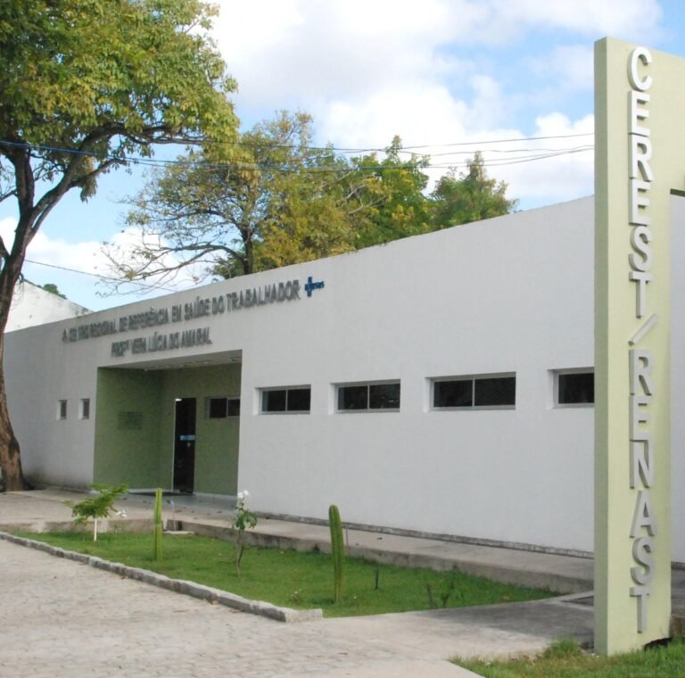 Cerest participa de ação alusiva à saúde do trabalhador com debate e sessão de cinema