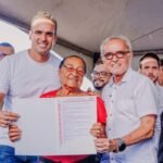 Cícero Lucena celebra entrega de escrituras definitivas às famílias da Comunidade da Praia da Penha
