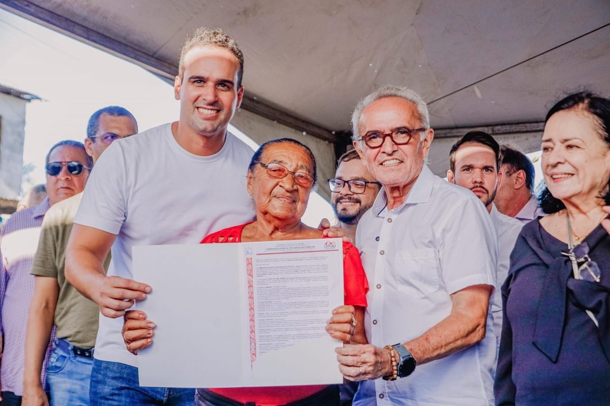 Cícero Lucena celebra entrega de escrituras definitivas às famílias da Comunidade da Praia da Penha